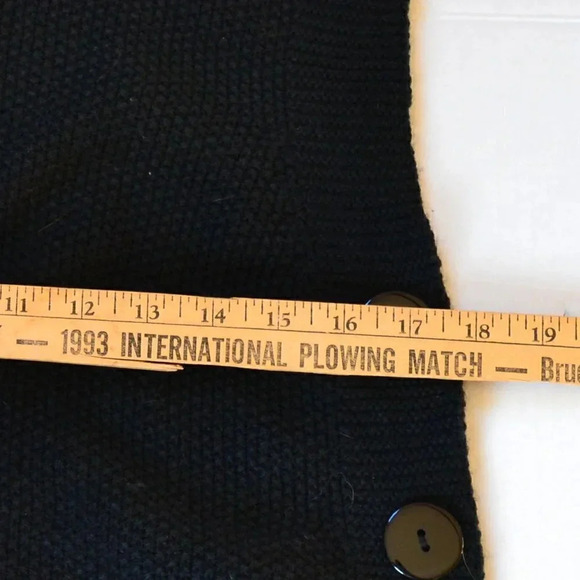 Black Knit Turtleneck Sleeveless Sweater - Picture 5 of 6